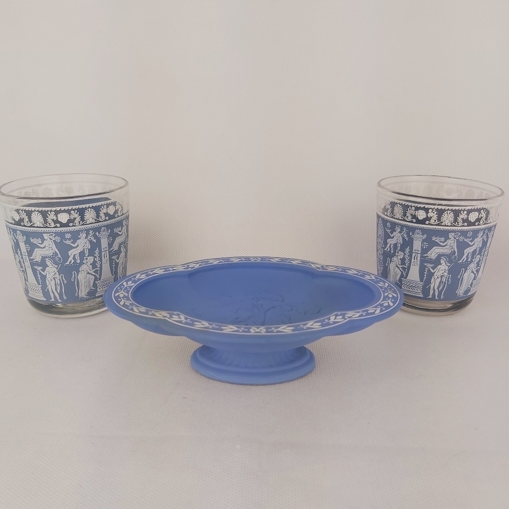 𝅺Vintage 2 glasses plus AVON ceramic blue soap holder